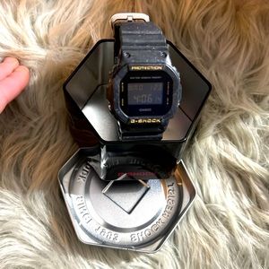 Black/speckled g-shock NWOT. Comes with Original tin.